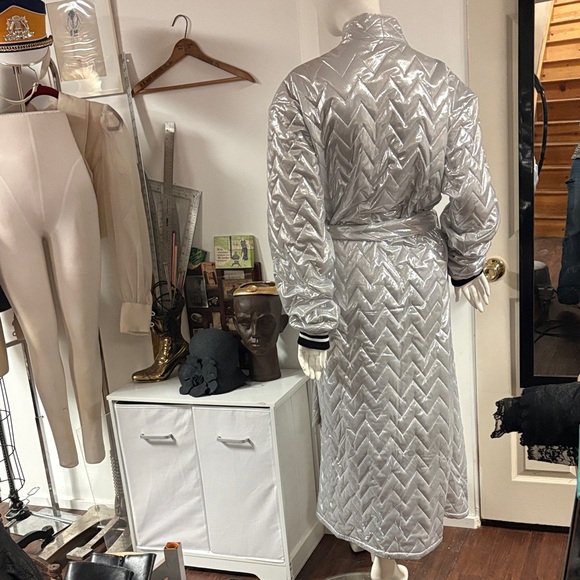 Metallic Silver Puff Robe - Picture 9 of 12